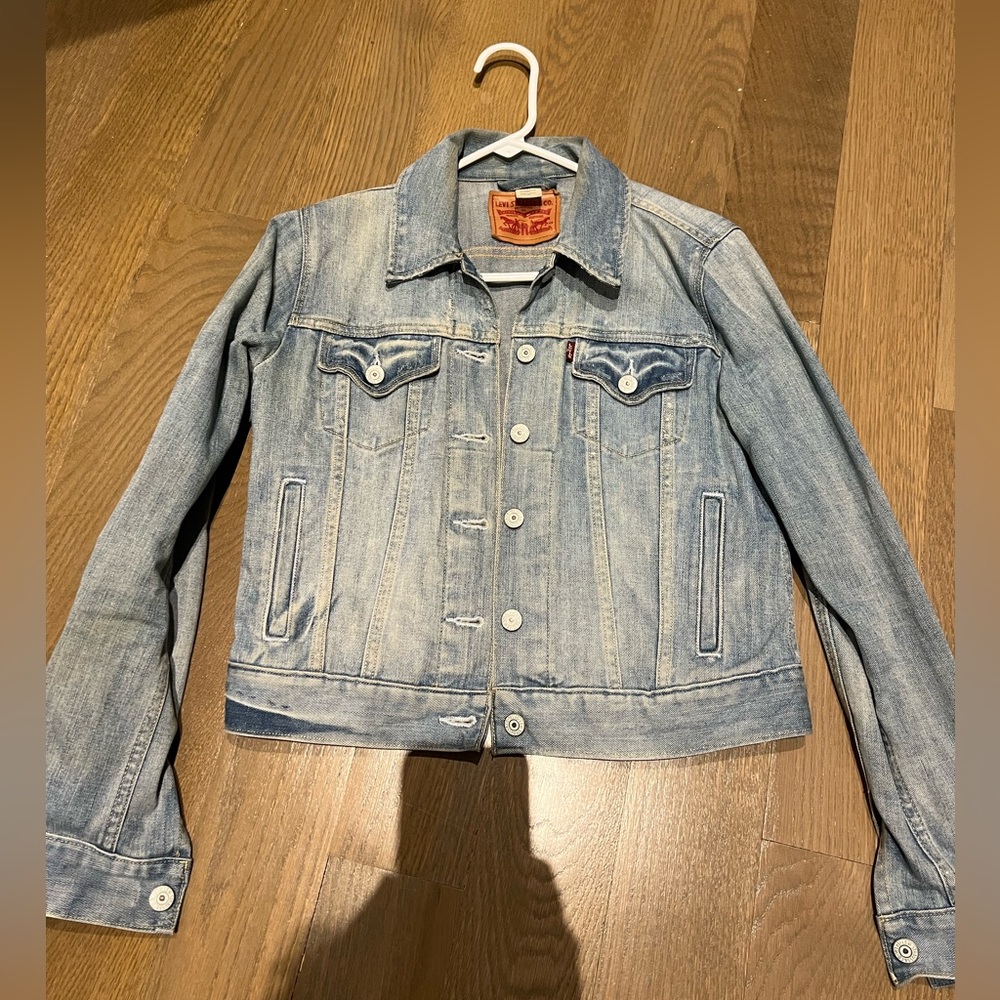 Levi’s light denim jean jacket Size M